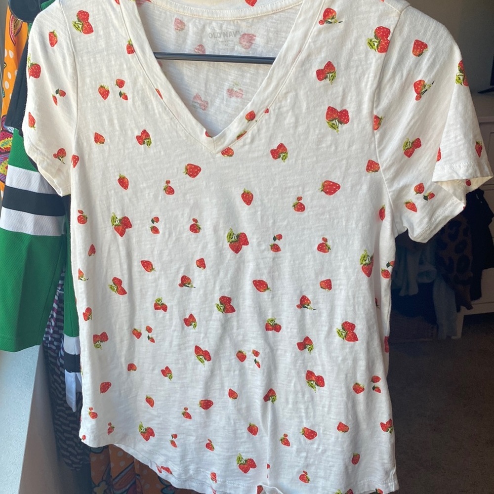 Old Navy strawberry print t-shirt XS